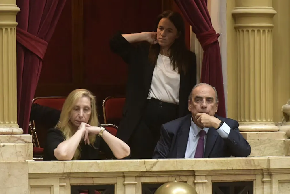 María-Ibarzabal-Murphy-junto-a-Karina-Milei-y-Guillermo-Francos