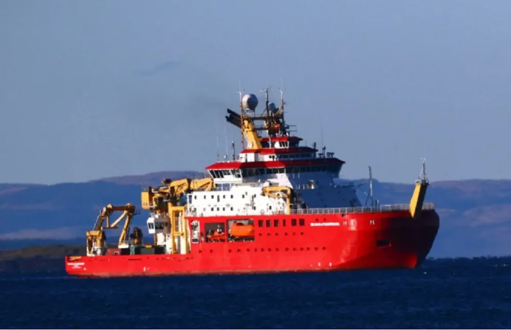 buque inglés navegó con bandera de las Falklands Tierra del Fuego