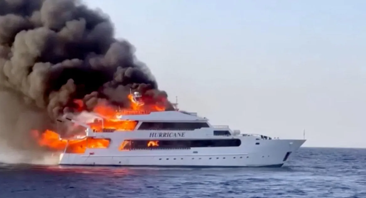 incendio de un yate en egipto