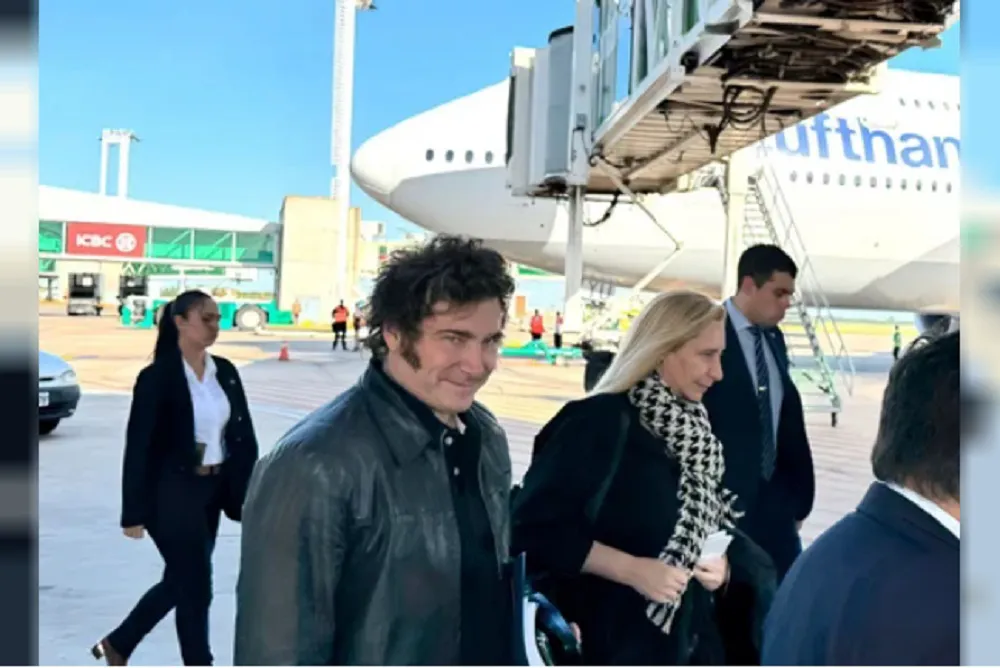 Milei viaje vuelo