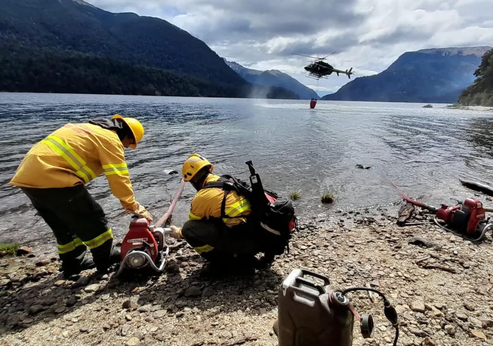 EL OBJETIVO FOTO INCENDIO NAHUEL HUAPI 09-02-2024_las_tareas_de_los_brigadistas