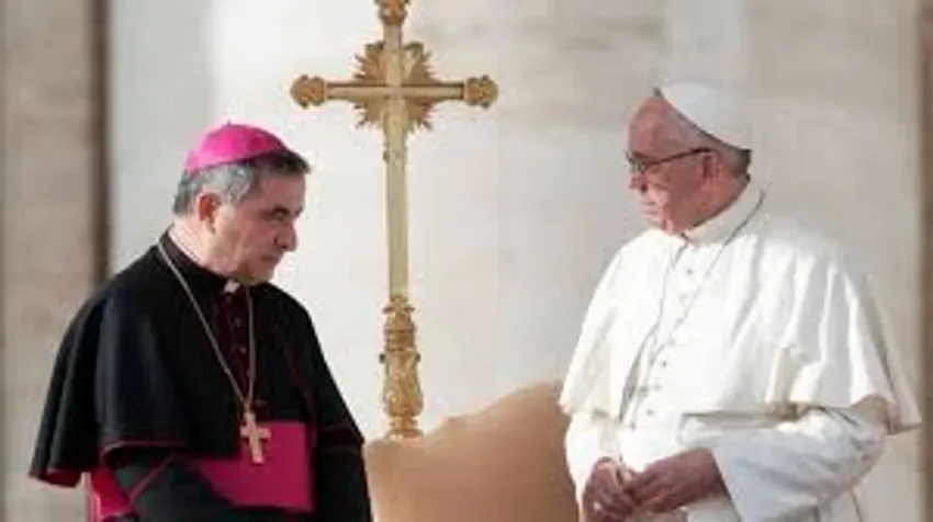 El cardenal Becciu con el papa Francisco_ NA redes
