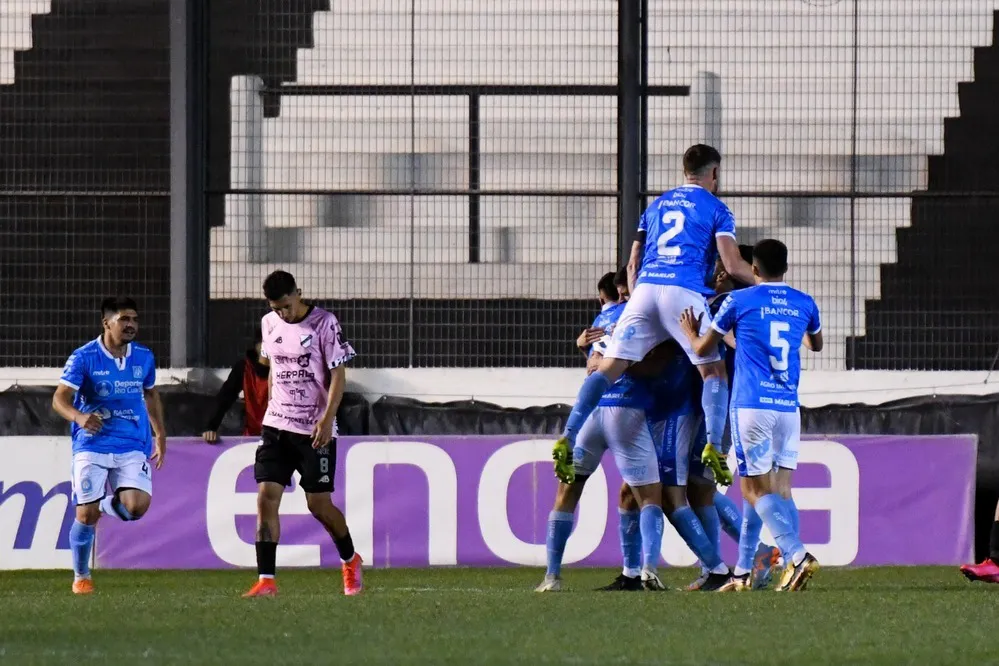 EL OBJETIVO FOTO ESTUDIANTES RIO CUARTO ALL BOYS TWITTER