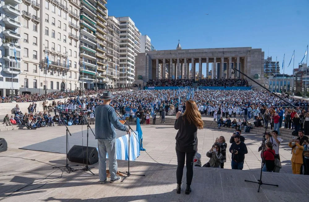 EL OBJETIVO FOTO MONUMENTO A LA BANDERA ABEL PINTOS