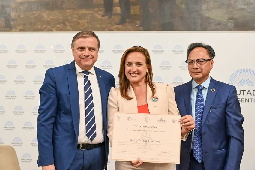 Distinción-Martín-Llaryora_ prensa Legislatura