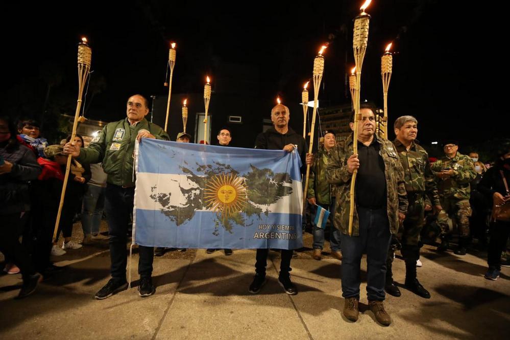 EL OBJETIVO FOTO VIGILIA MALVINAS 5