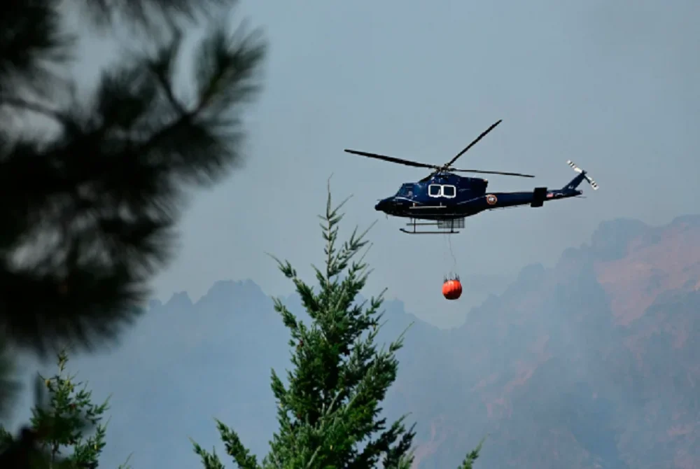 helicóptero de control de incendios forestales 1
