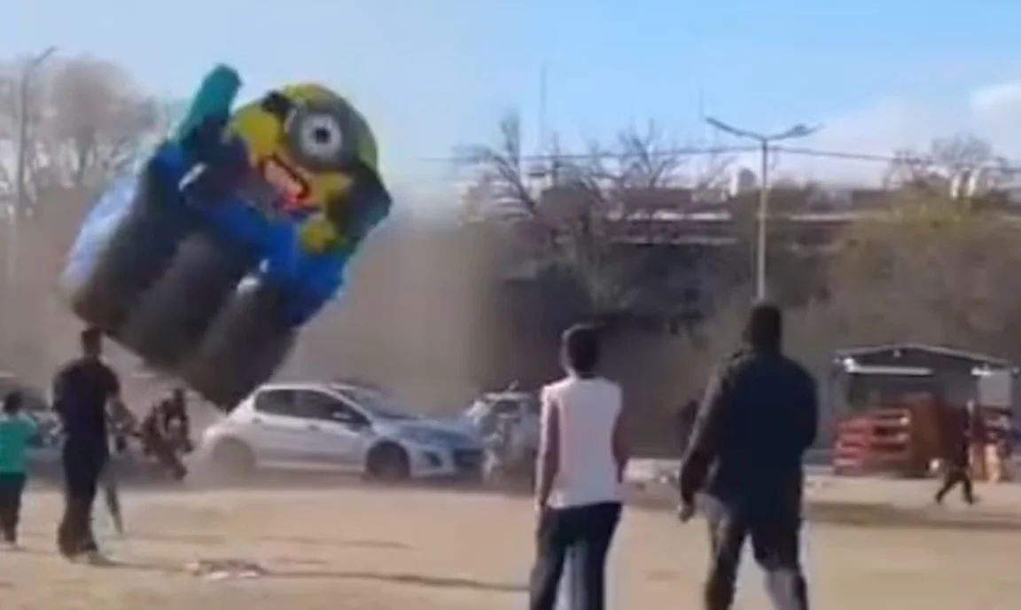 un remolino levantó un inflable en Cruz del Eje