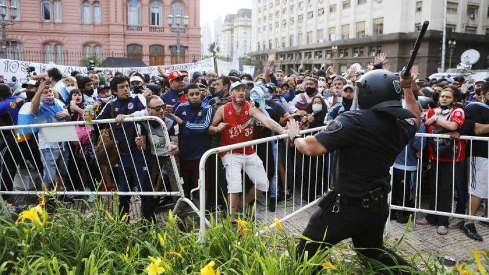 incidentes-plaza-de-mayo-diego-maradona_862x485