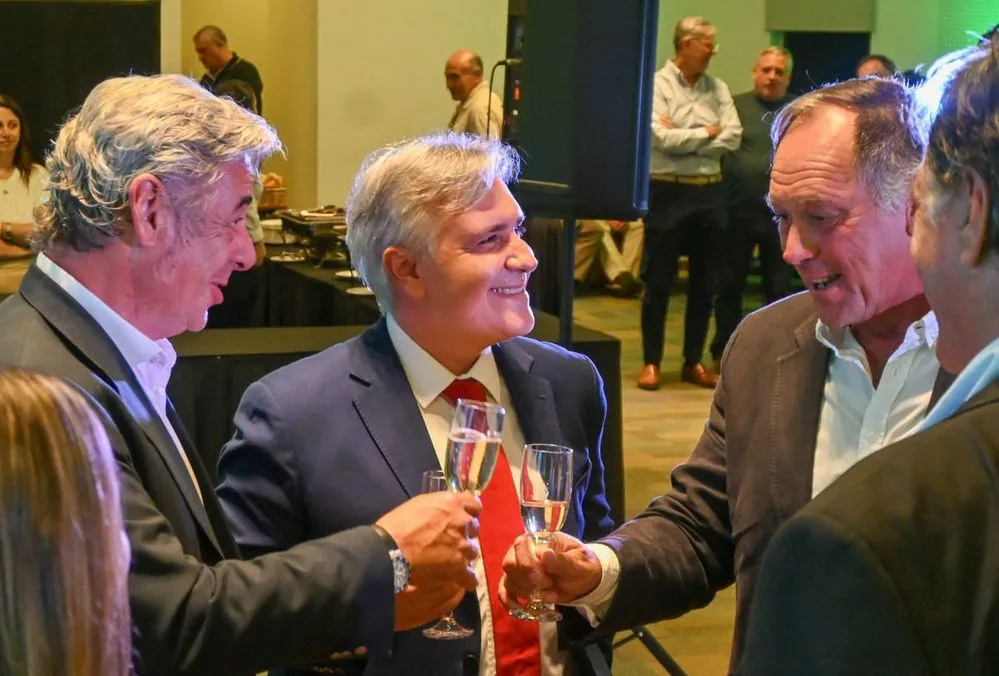 EL OBJETIVO FOTO LLARYORA MESA ENLACE BRINDIS