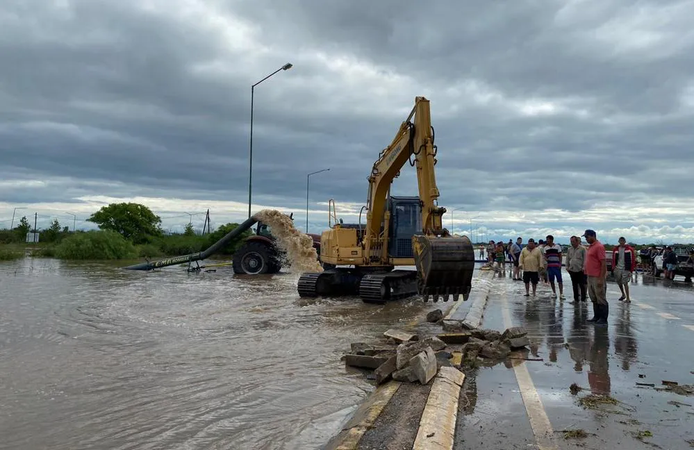 EL OBJETIVO FOTO OBISPO TREJO INUNDACION 2