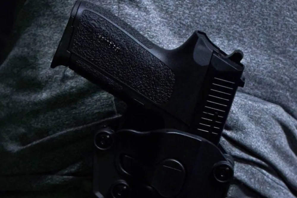 pistola-funda-persona-990x556
