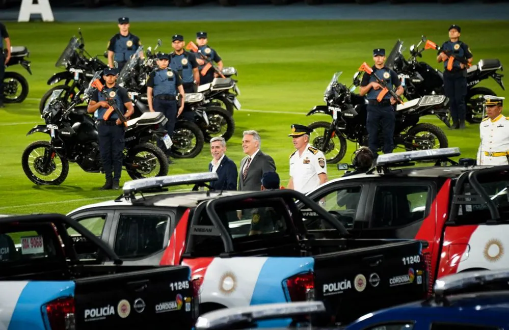 EL OBJETIVO FOTO LLARYORA MOVILES KEMPES 3