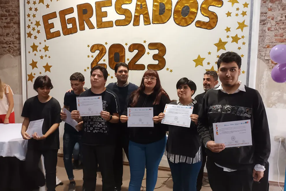 Estudiantes de Lelikelen egresados