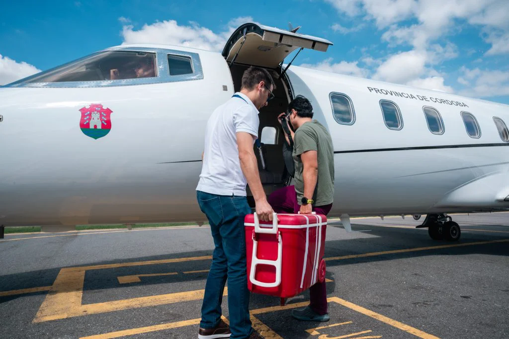 subiendo-el-organo-al-avion-1024x682