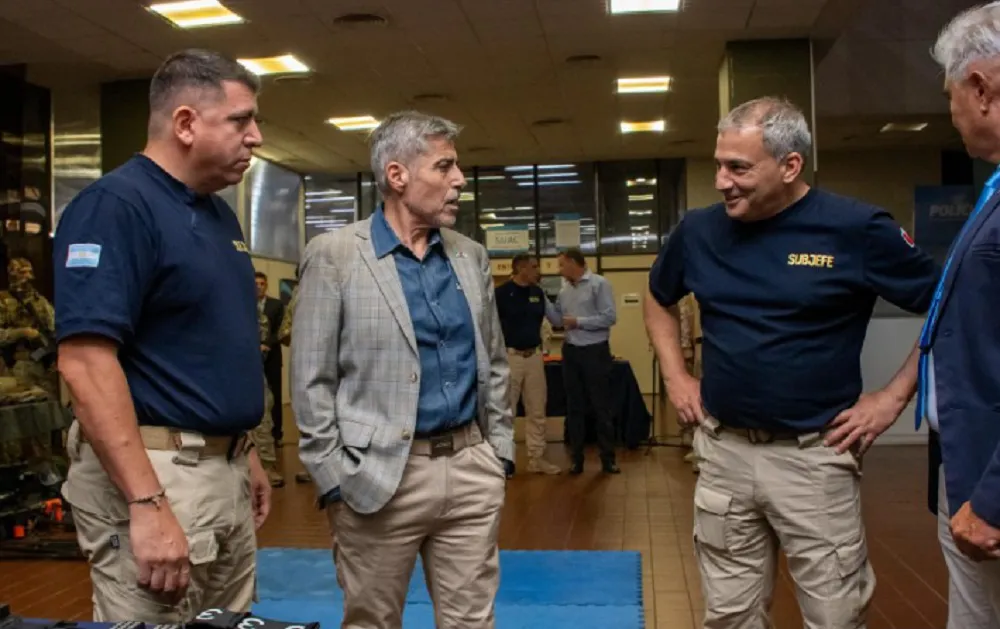 guantes con descarga eléctrica