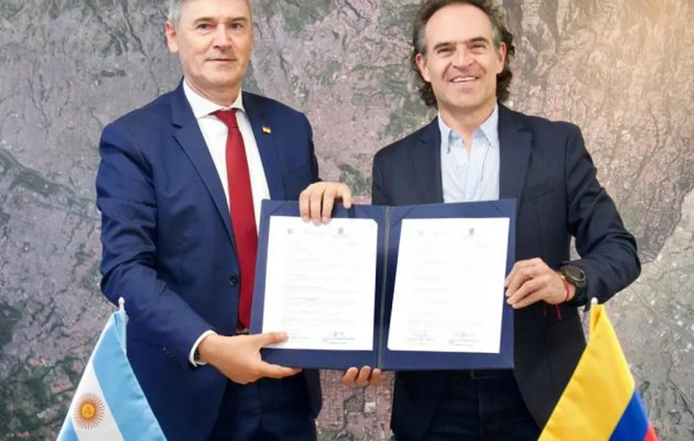 EL OBJETIVO FOTO CONVENIO PASSERINI MEDELLIN