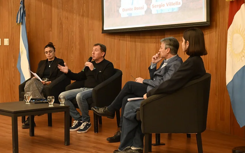 Dante-Rossi-conversatorio-legislatura_ prensa Legislatura