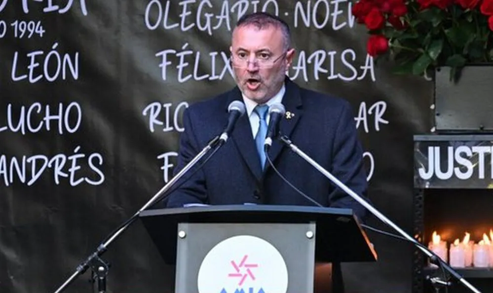 EL OBJETIVO FOTO ANIVERSARIO ATENTADO AMIA PRESIDENTE AMIA