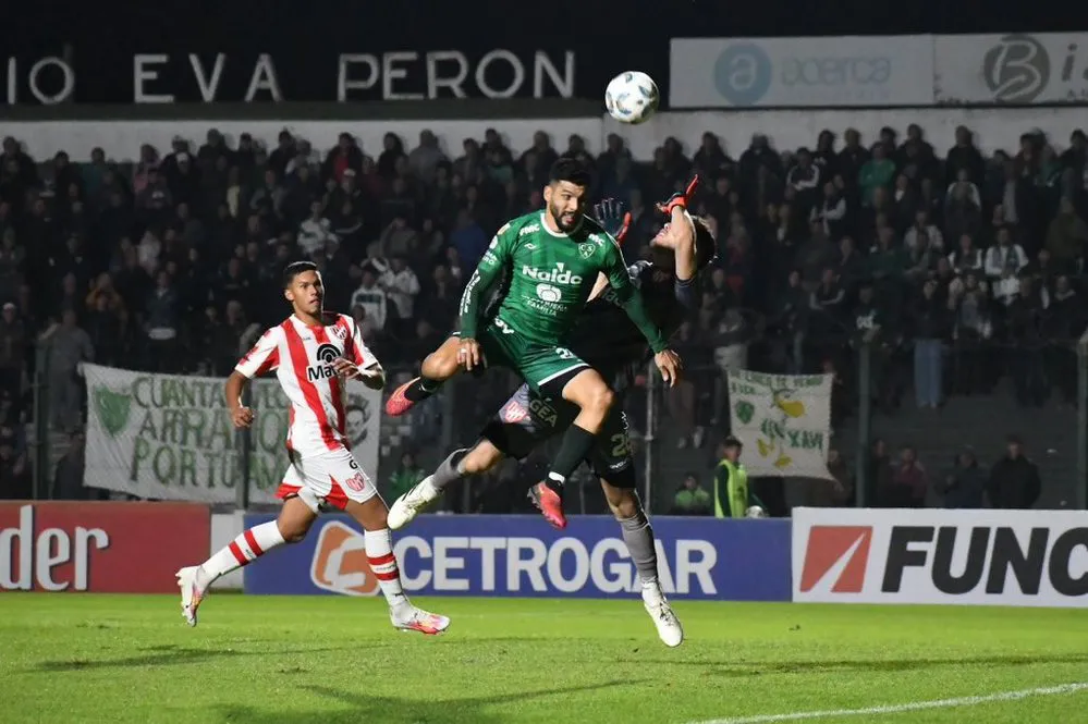 EL OBJETIVO FOTO SARMIENTO IACC X 1