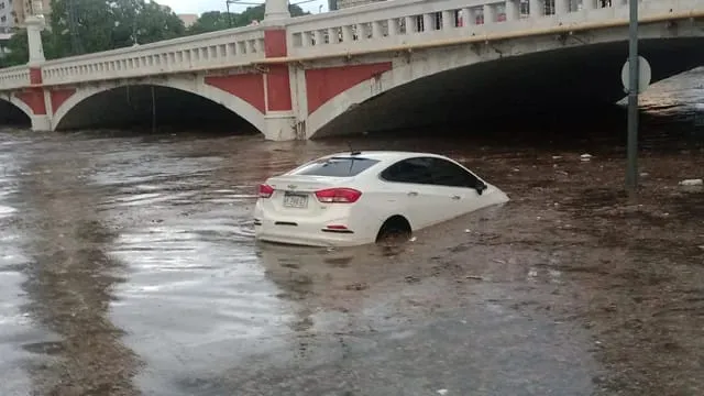 auto-costanera-tormenta-creciente_ Foto Leo Guevara