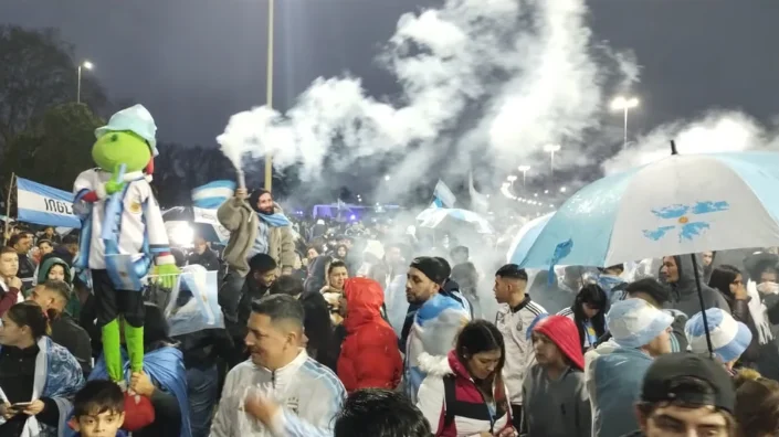 hinchas que fueron a recibirlos a Ezeiza