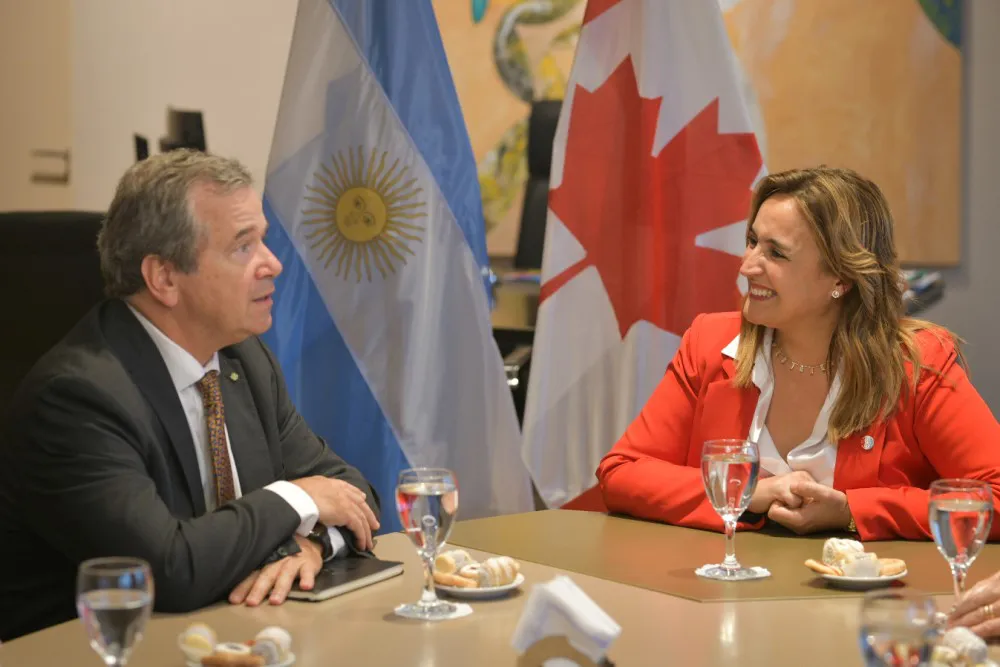 Prunotto-con-el-embajador-de-Canadá-7