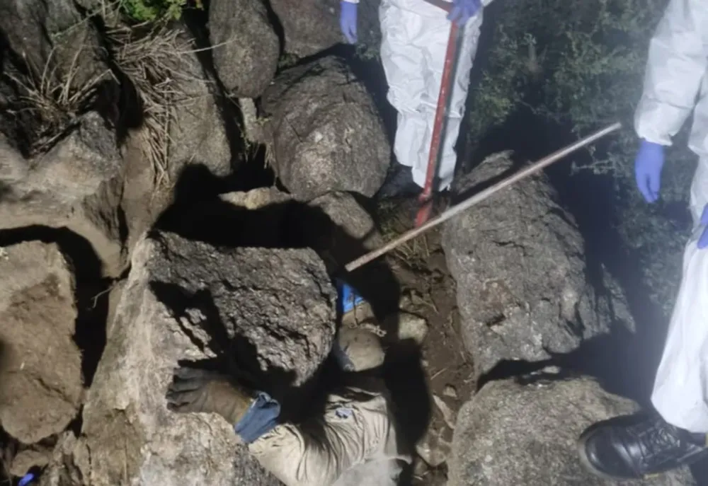 quiso-sacar-un-enjambre-de-abejas-se-desmoronaron-las-piedras-y-murio-aplastado-SUCOVXRGZZAAPAD3J3SX