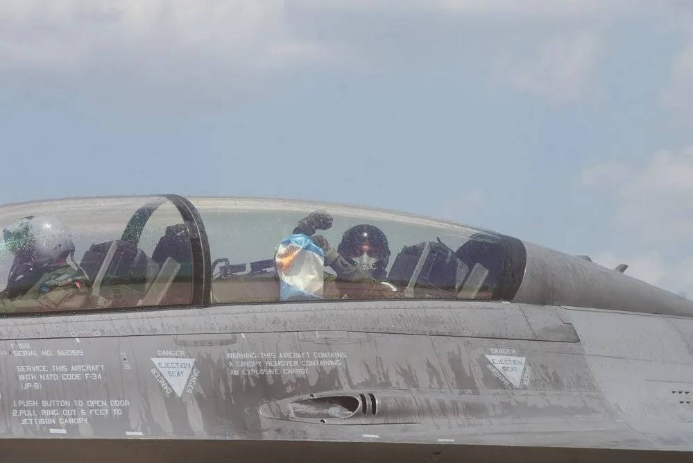 EL OBJETIVO FOTO F-16 LLEGADA 2