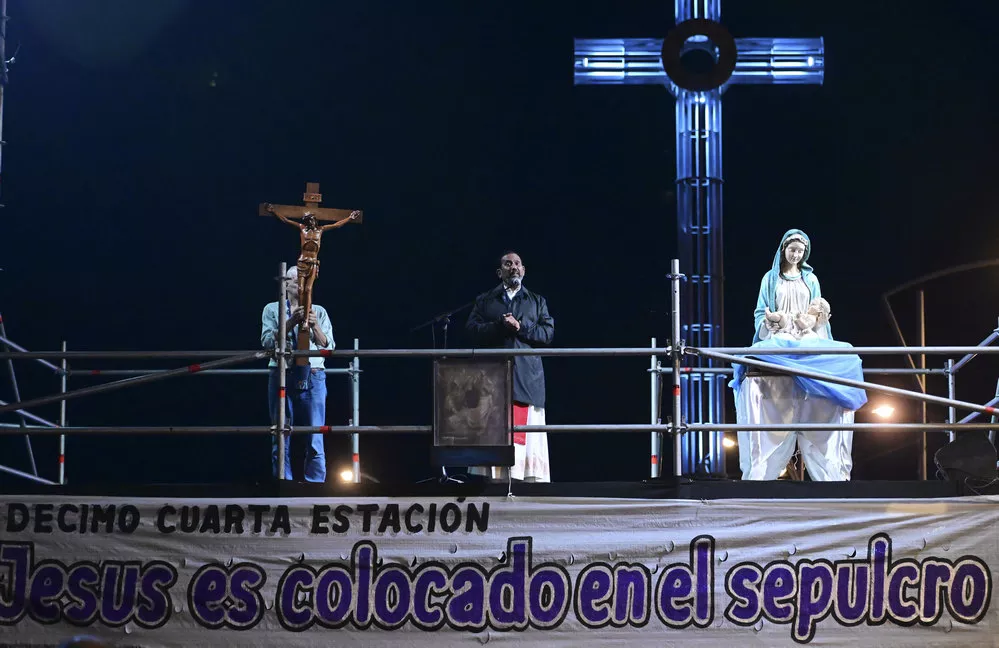Rosario: una multitud participó este viernes del Vía Crucis del Padre  Ignacio