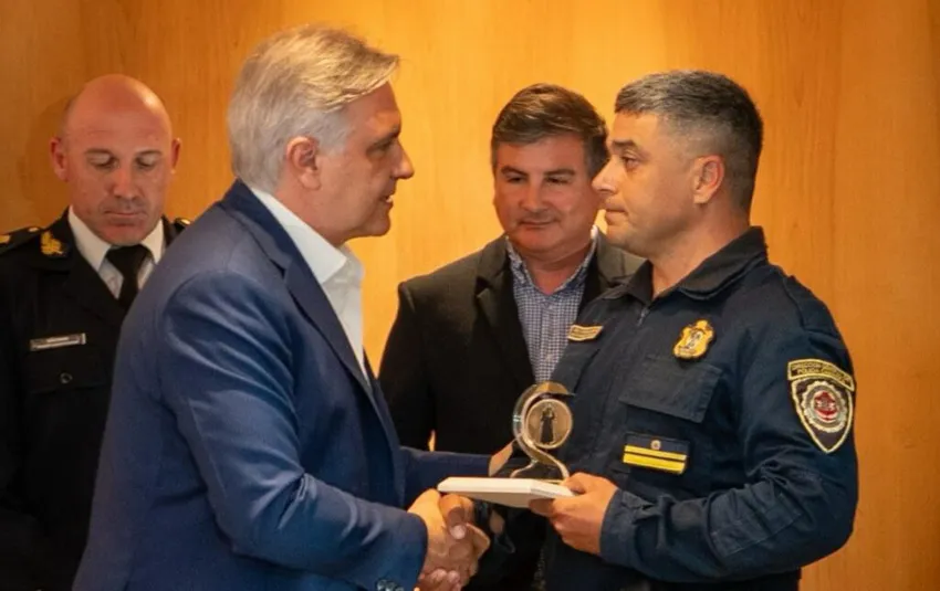 Llaryora-policías-atacados_ cba.gov.ar