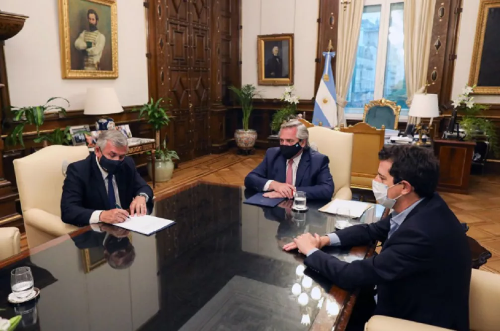 Alberto Fernández, Wado de Pedro y Gerardo Morales, durante la firma del consenso fiscal.