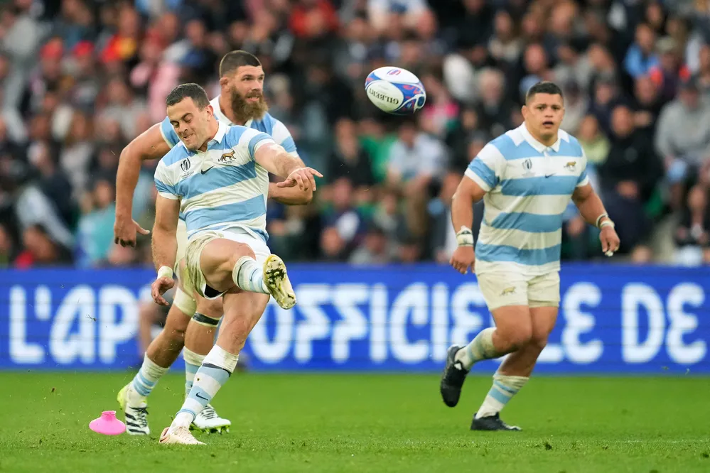 EL OBJETIVO FOTO LOS PUMAS TELAM _emiliano_boffelli_lanza_un_penal