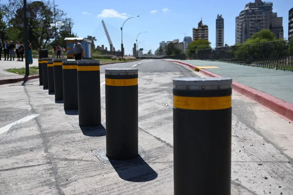 EL OBJETIVO FOTO BOLARDOS COSTANERA NORTE