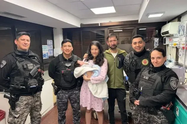 policía reanimaron a un bebé