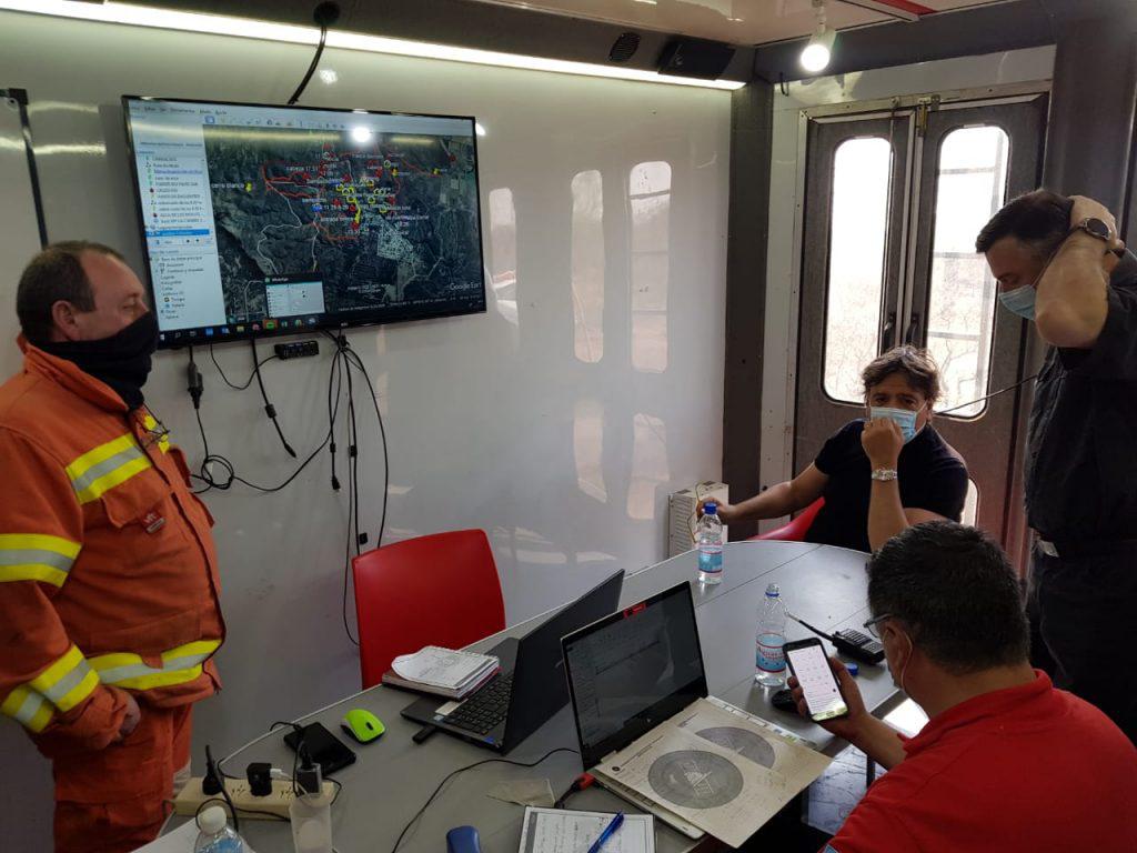 Mosquera con bomberos