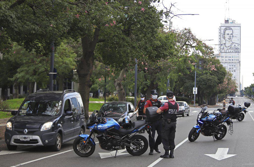 cuatro agentes de policía