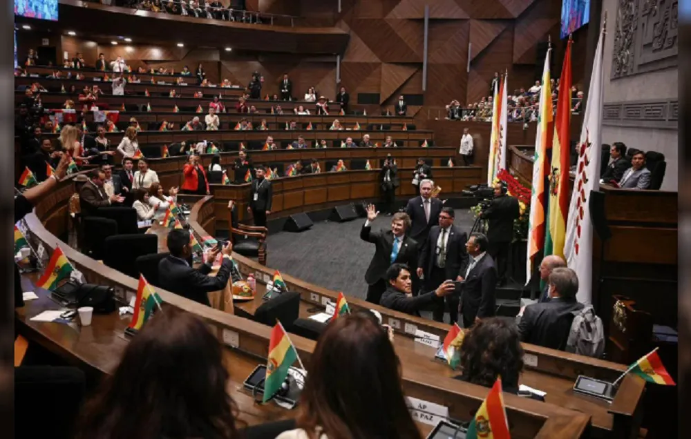 Milei ovacionado en el Congreso boliviano