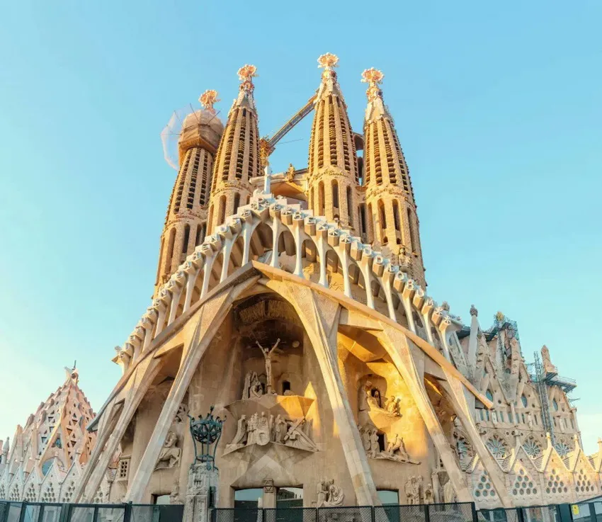 La-Sagrada-Familia-Gaudi-Barcelona_ NA