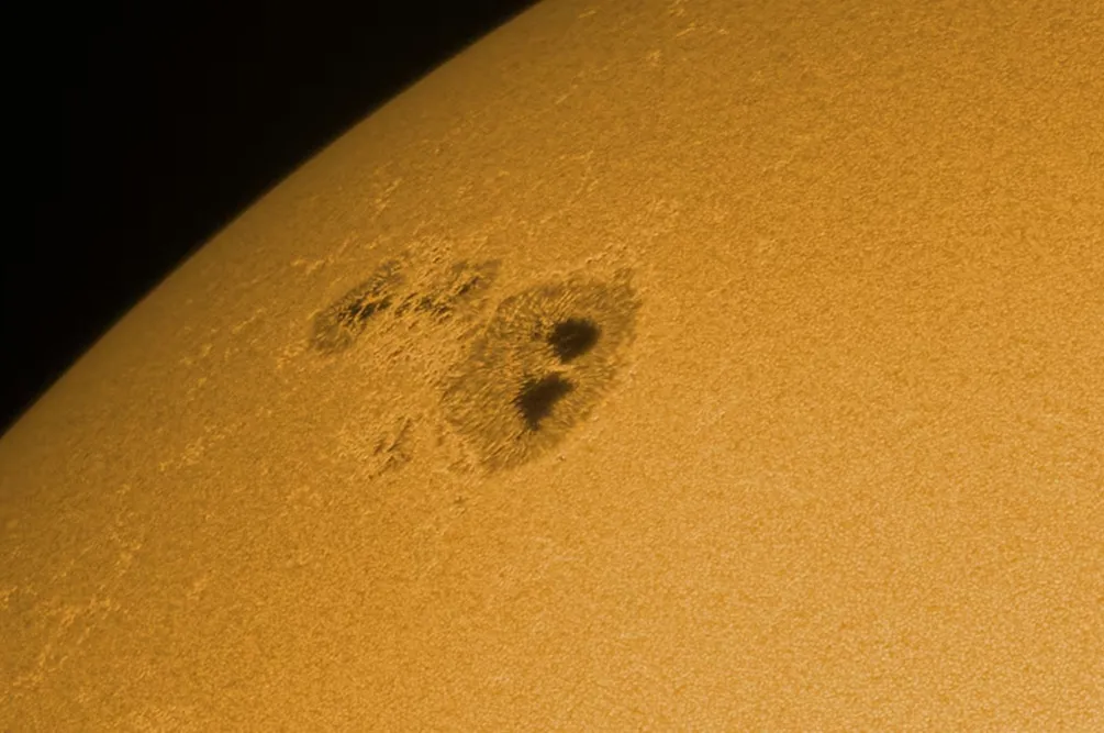 preocupa-una-enorme-mancha-solar-con-ojos-que-apunta-a-la-tierra-los-posibles-impactos-OWMGDUMVKBHSR