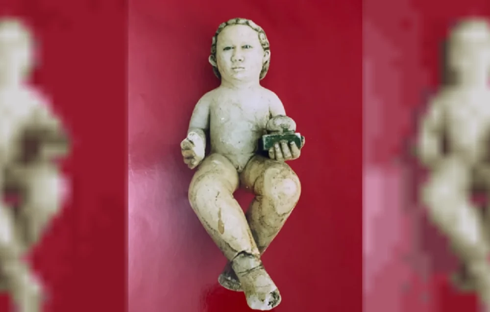Pequeña escultura blanca que fue atribuida a Miguel Ángel Buonarroti 1