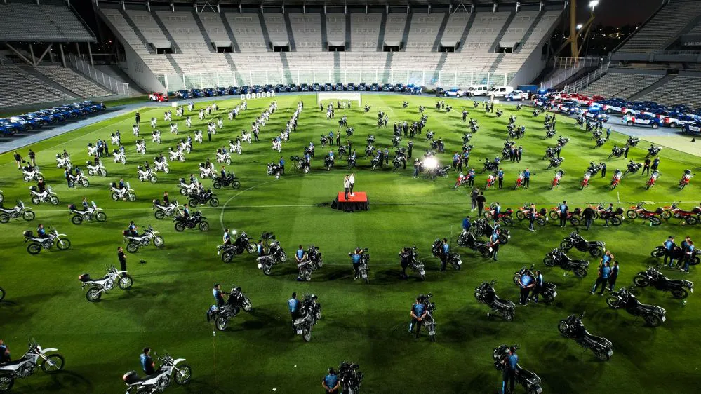 EL OBJETIVO FOTO LLARYORA MOVILES KEMPES 2