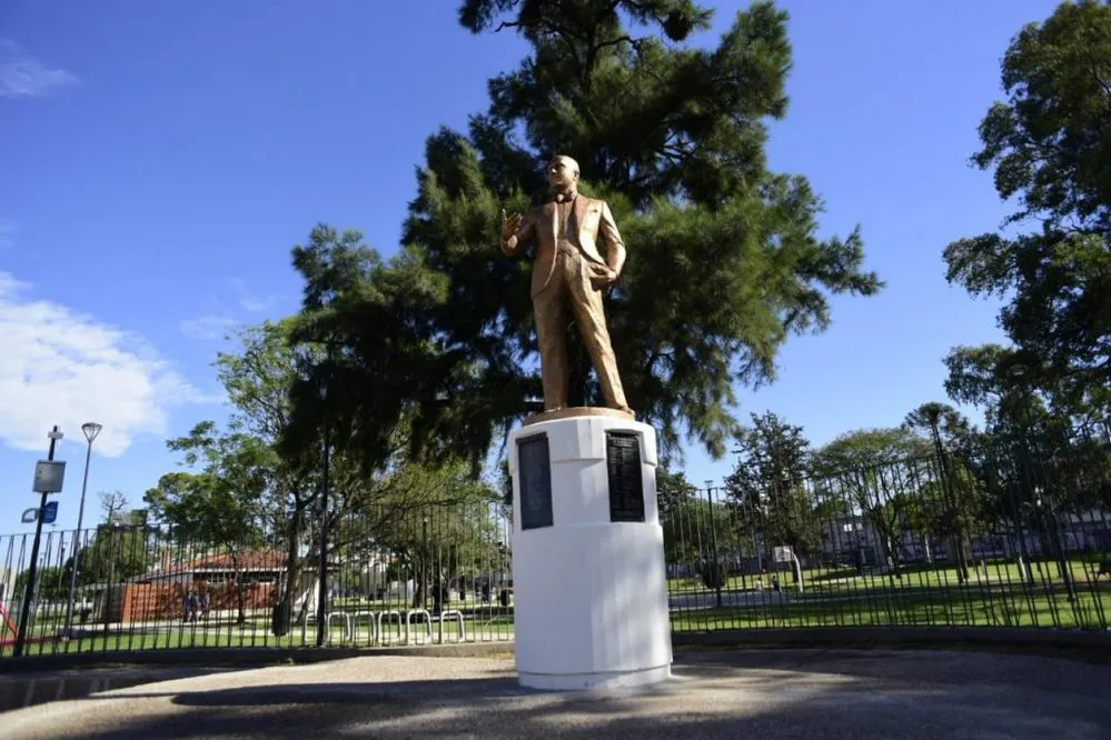 EL OBJETIVO FOTO MONUMENTO CARLOS GARDEL PARQUE LAS HERAS
