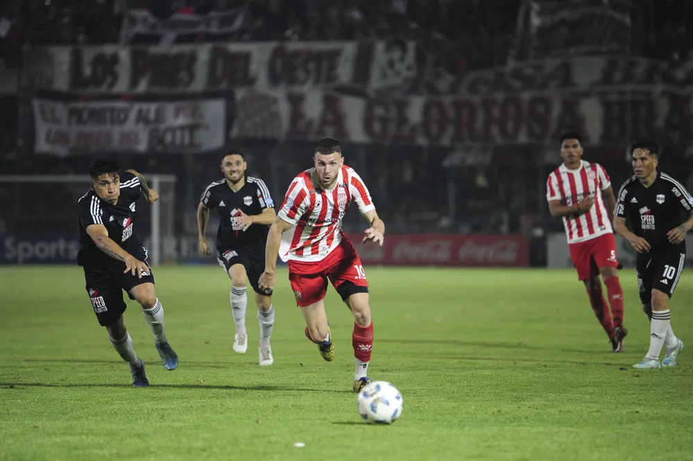 EL OBJETIVO FOTO REDUCIDO PRIMERA NACIONAL san_martin_de_tucuman_recibe