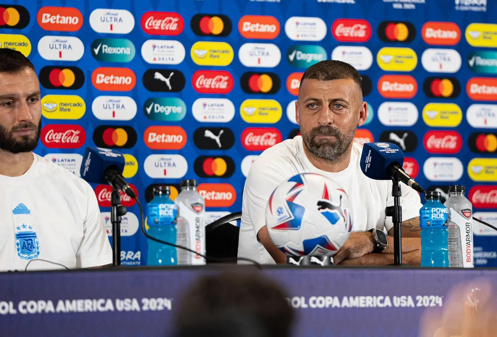 EL OBJETIVO FOTO COPA AMERICA WALTER SAMUEL CONFERENCIA DE PRENSA NA