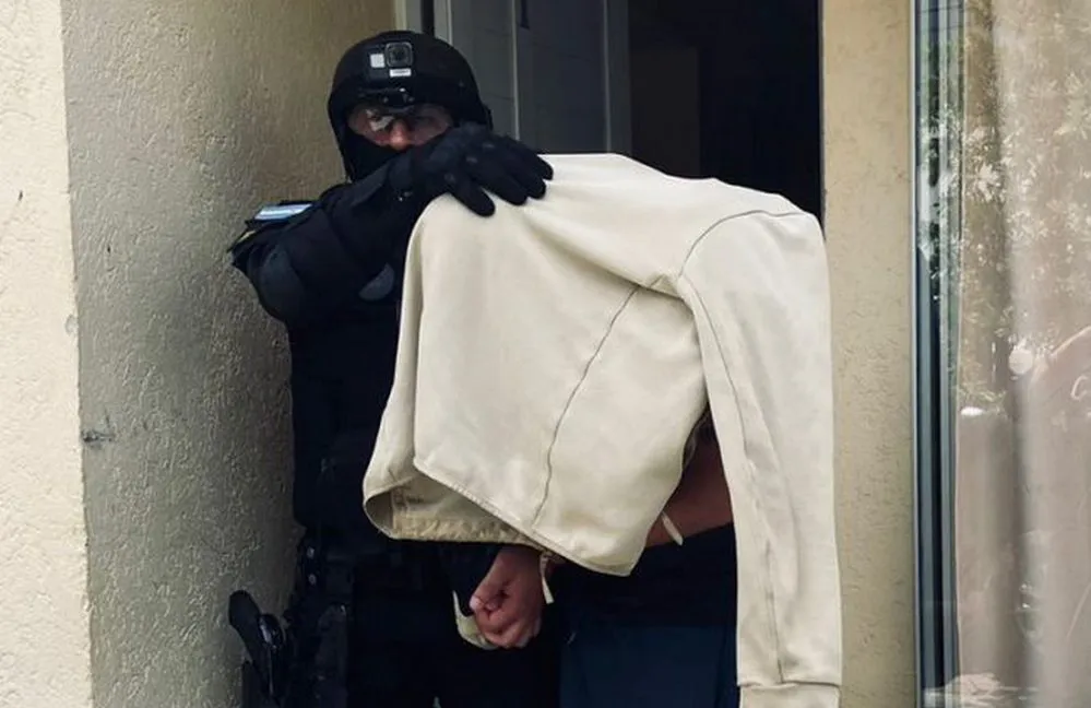 EL OBJETIVO FOTO FPA BELL VILLE DETENIDO