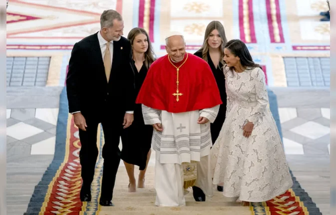 papa León XIV acompañado de los reyes Felipe y Letizia