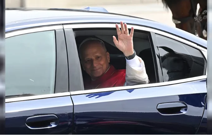 Papa León XIV  llegada en coche al Palacio Real