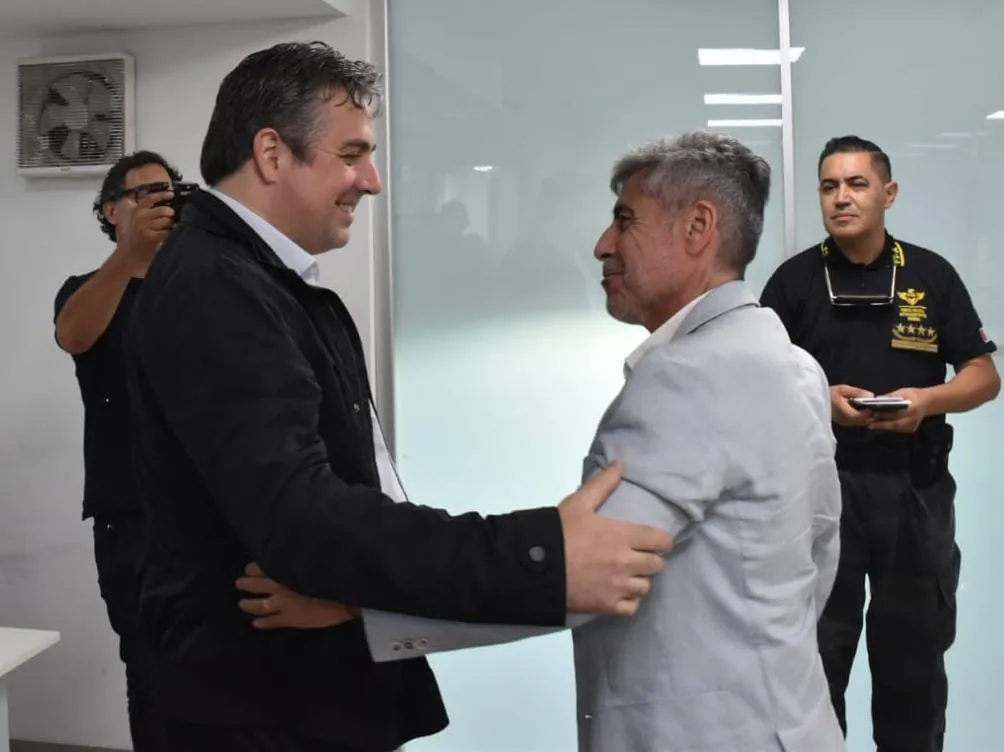 Quinteros con su par de seguridad en Santa Fe