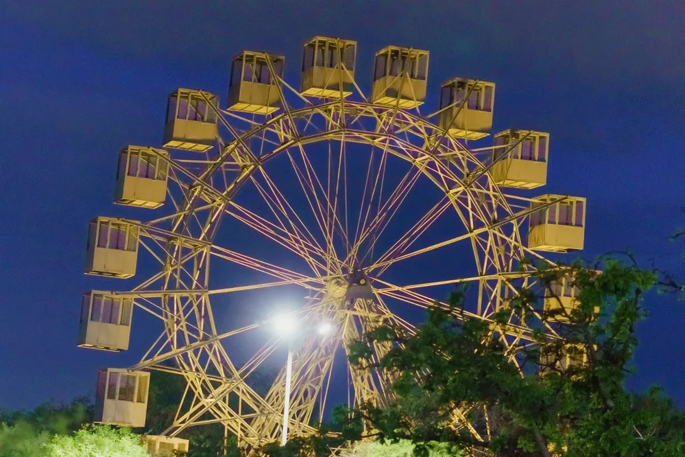 EL OBJETIVO FOTO RUEDA DE EIFFEL AMARILLA VICTIMAS VIALES